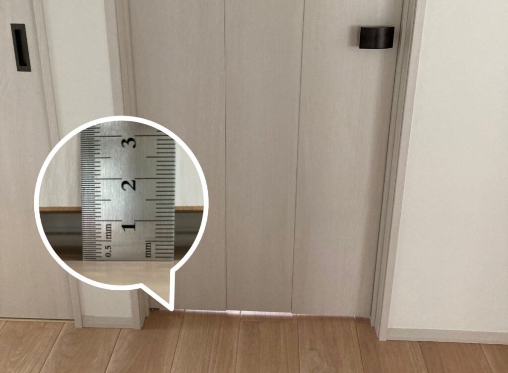 一条工務店の室内ドア下にある約1cm以上の隙間の様子