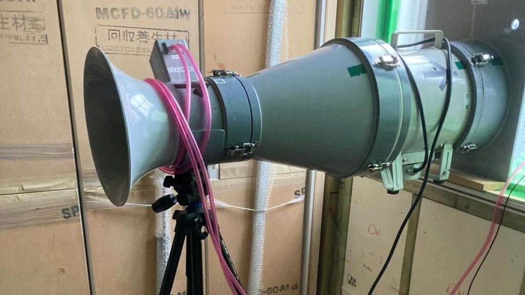 一条工務店の気密測定で装置を使って室内の気密性を計測している場面