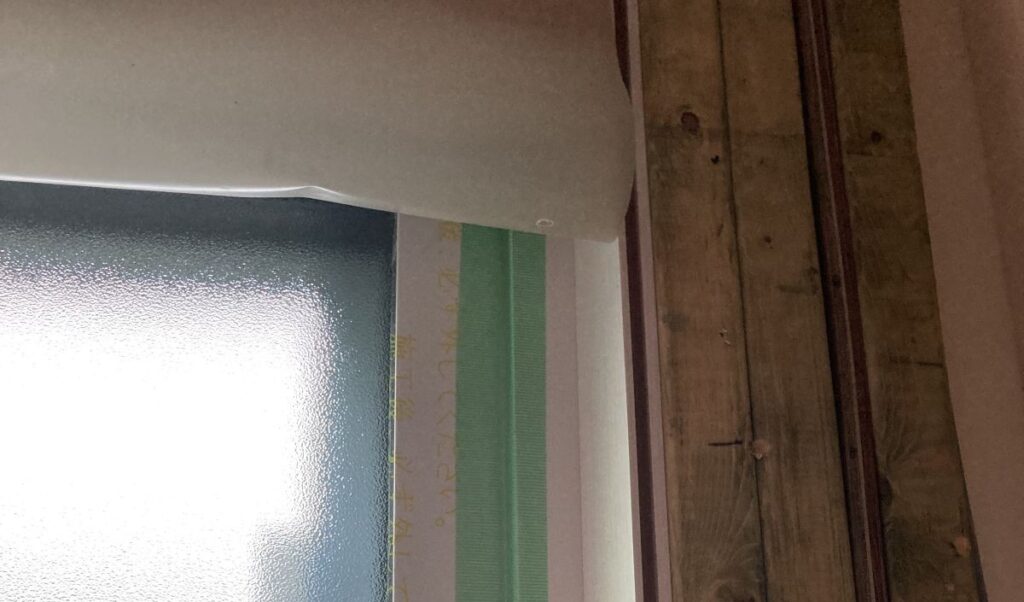 一条工務店の気密測定で窓の開口部をテープで塞いでいる様子