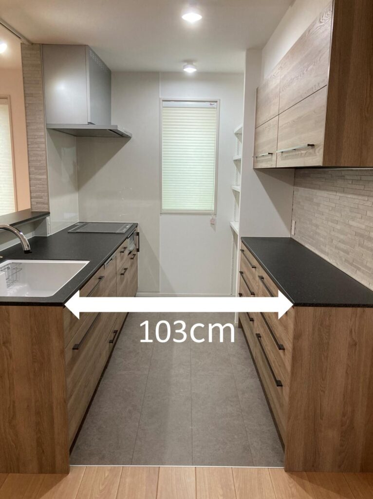 グレイスキッチンと奥行45cmカップボードで確保したキッチン 通路幅103cmの実測