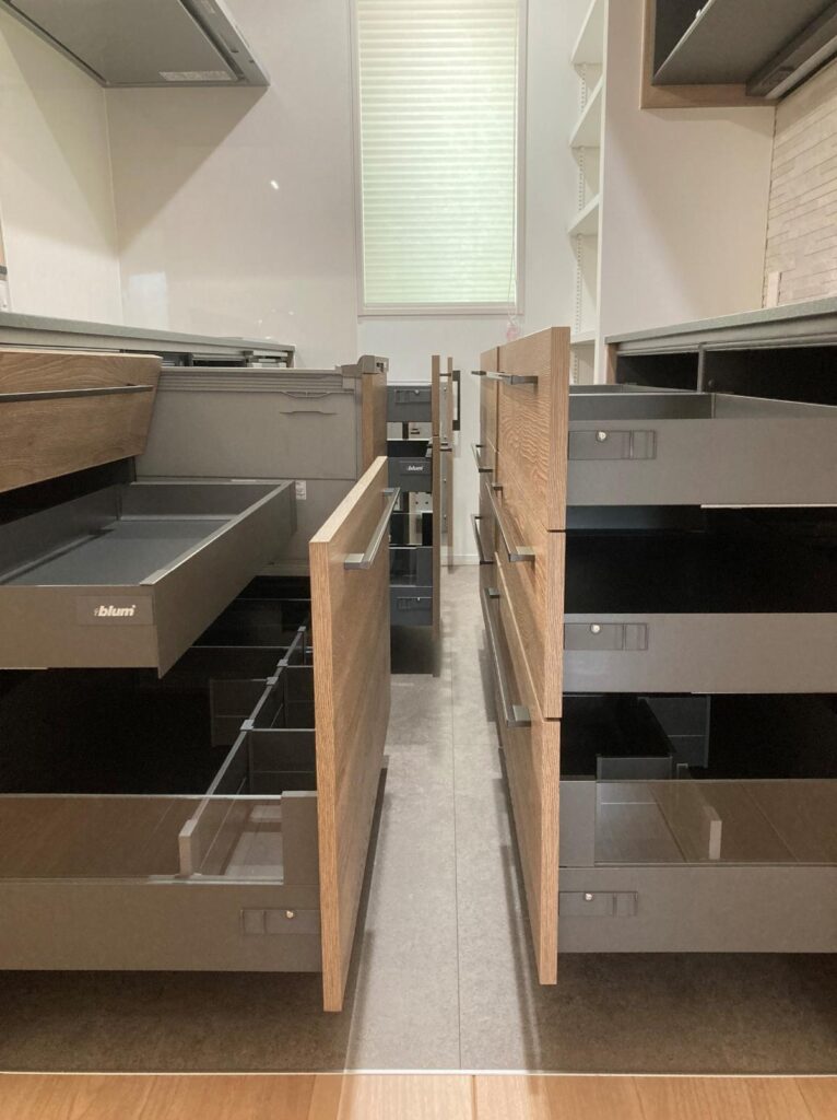 キッチン 通路幅に余裕があるためカップボードの引き出しを全開にしてもぶつからない