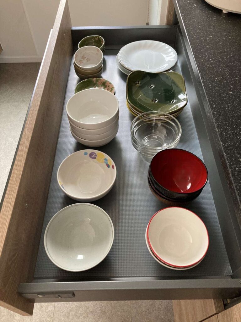 キッチン 通路幅を重視して選んだ奥行45cmカップボードの収納量