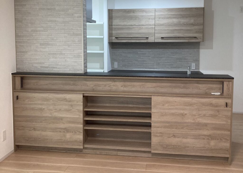 一条工務店グランスマートのキッチン 通路幅が確認できる木目調グレイスキッチン