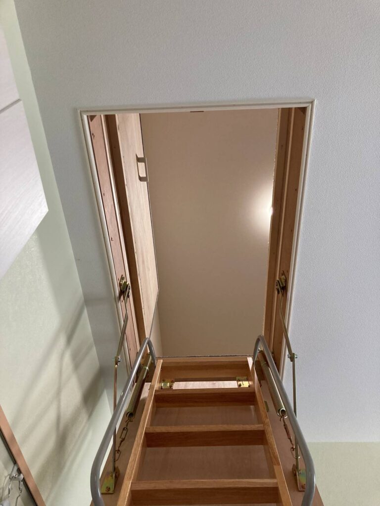 小屋裏収納へ上がるためのはしごユニット