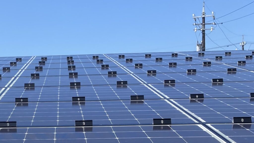 一条工務店の太陽光パネルに設置された雪止め