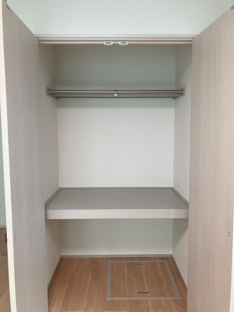 一条工務店の押入、自在棚で日用品収納可能
