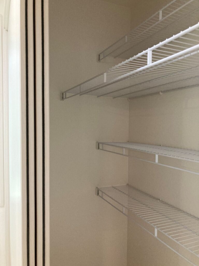 一条工務店のMCクローゼット、メッシュ棚で衣類収納可能