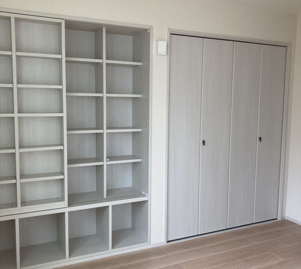 一条工務店のシステム収納。ブックシェルフと洋服クローゼットが背中合わせになった配置