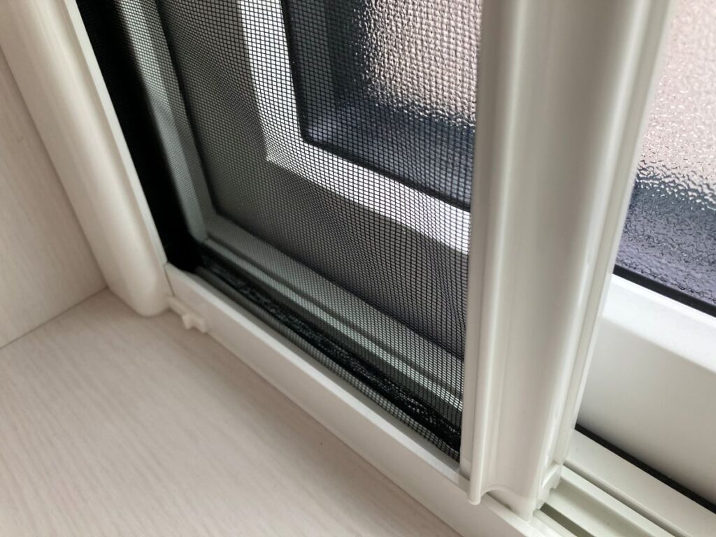 一条工務店の開き窓に採用されるロール式網戸