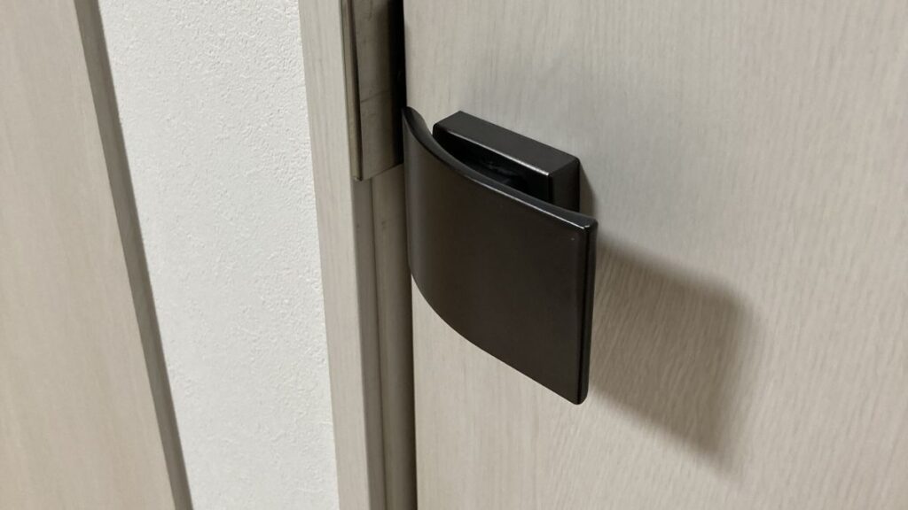 一条工務店グランスマートの室内ドア。軽い力で開閉できるプッシュプル式のドアノブを採用。