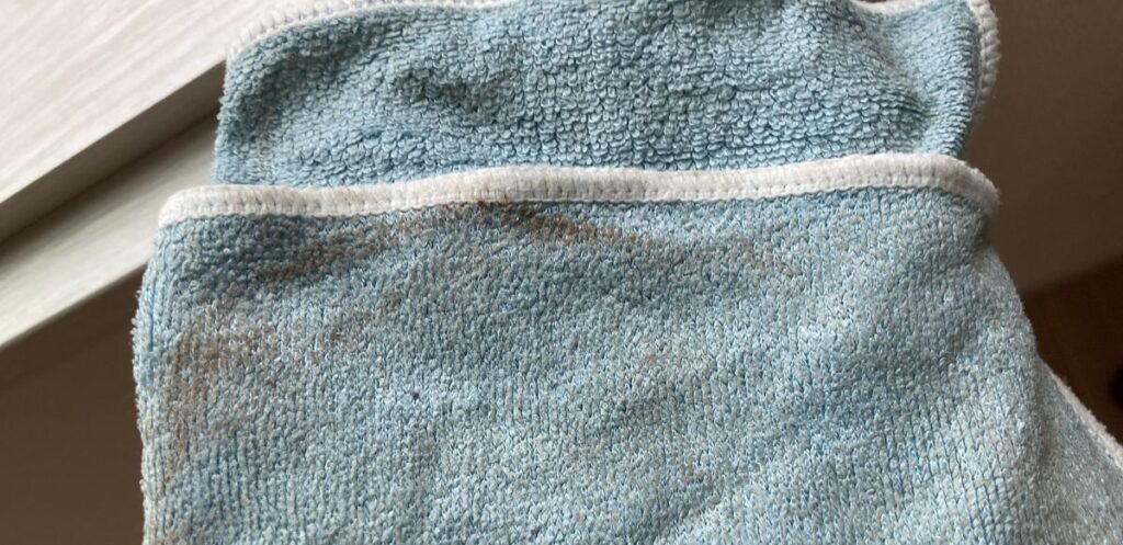 一条工務店の新居引渡し後、フローリングを雑巾で拭いた様子。雑巾が黒く汚れている。