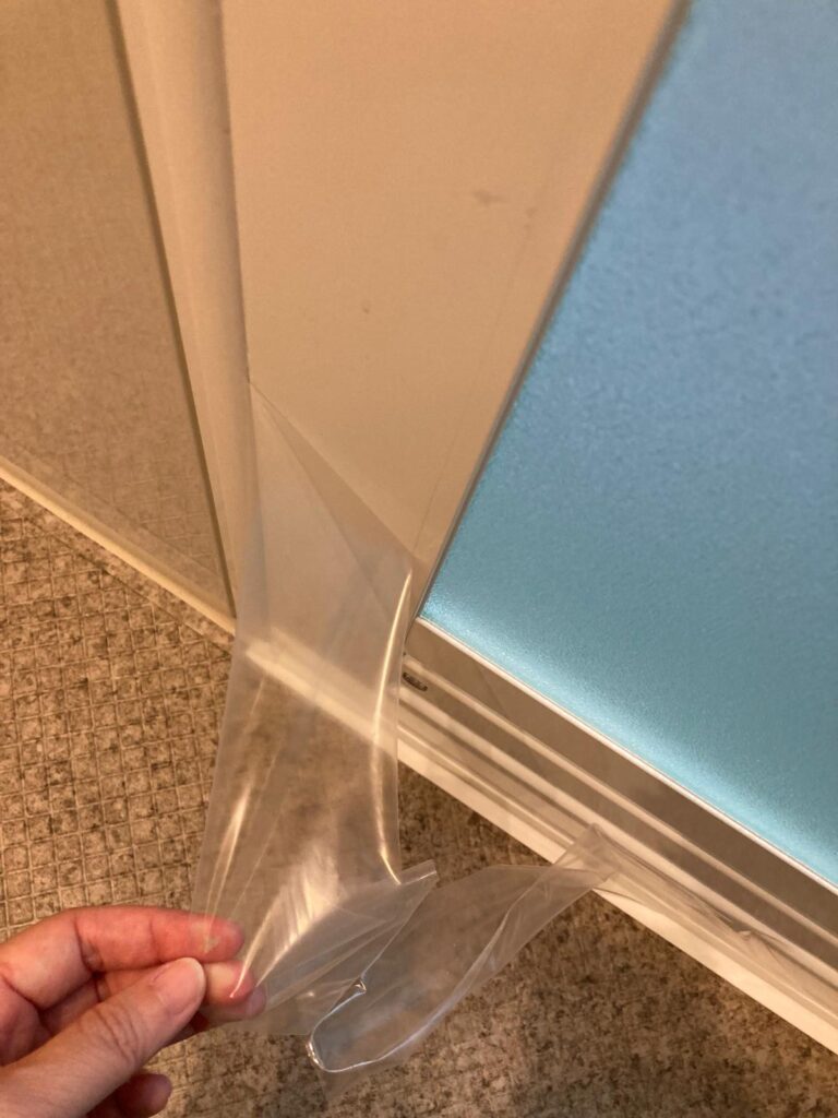 一条工務店新居のキッチン引き出し内部。入居前掃除として滑り止めシートを敷く前の状態。