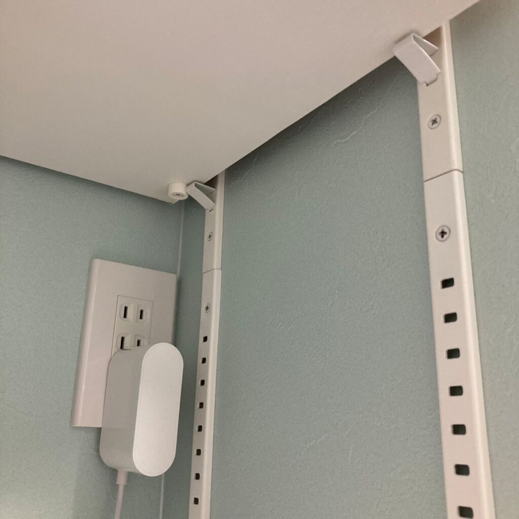 一条工務店の自在棚の棚柱。2本を継いで施工すると約10cmの空白地帯ができる