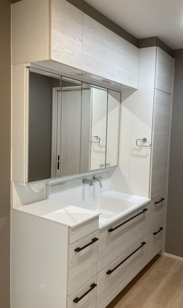 一条工務店のグレイスドレッサー。蛇口が上から出ている壁付け水栓のため、水が溜まらずお手入れが簡単です。