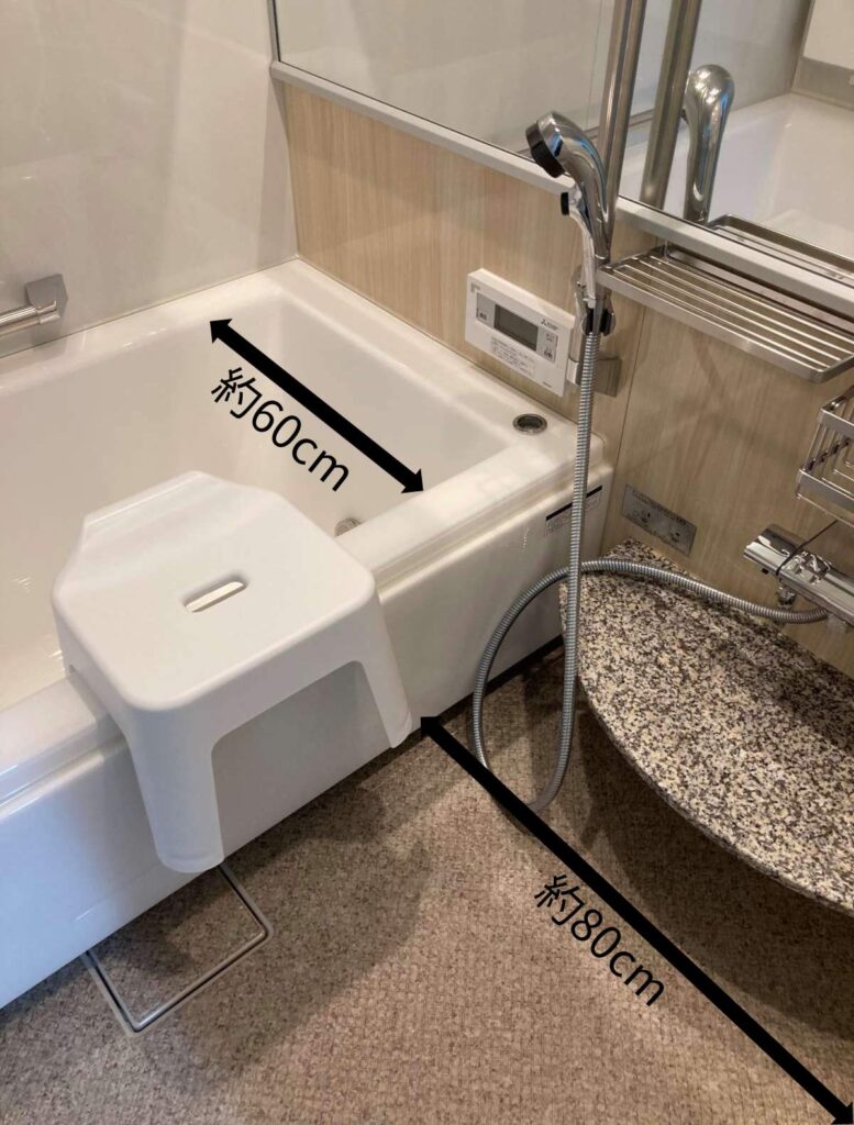 スマートバス1坪タイプの洗い場と浴槽の幅を実測している様子