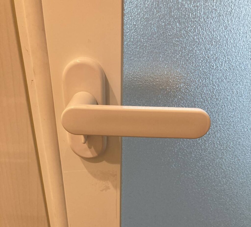 スマートバスのドアノブ部分アップ