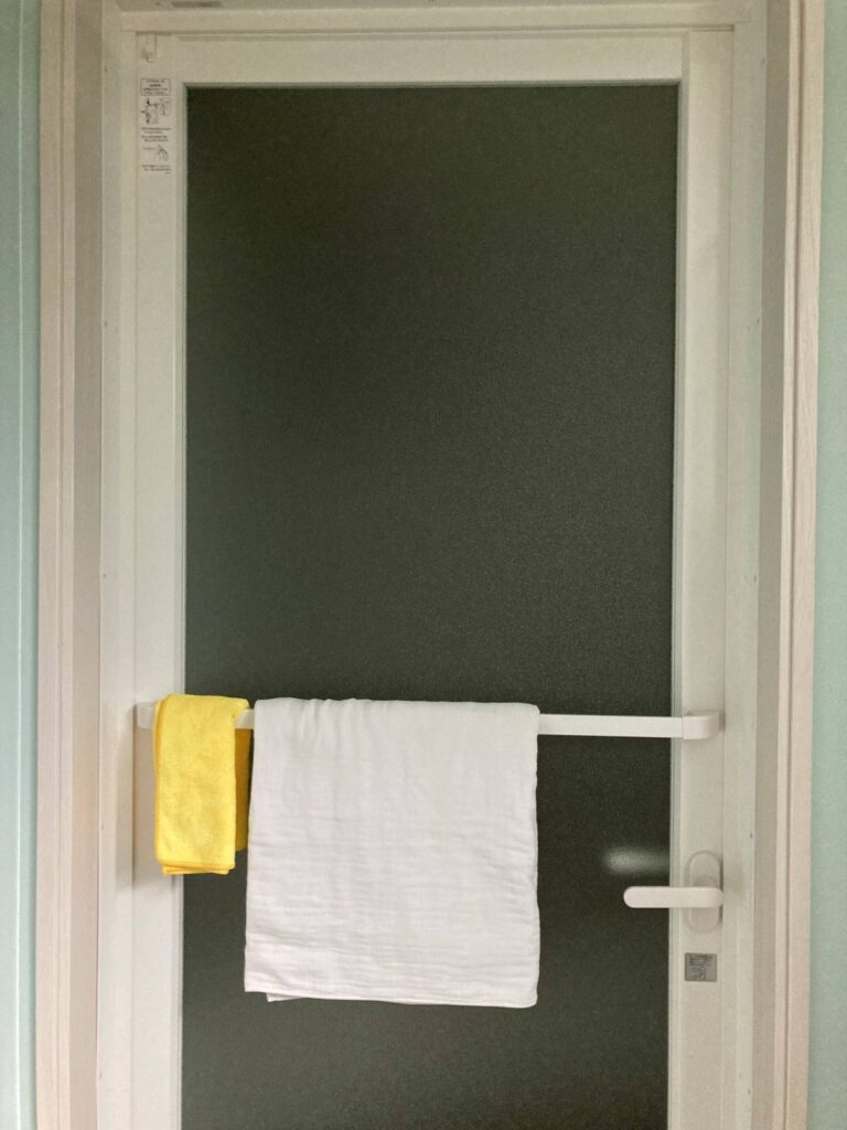 タオルバー付きの浴室開き戸（スマートバス）