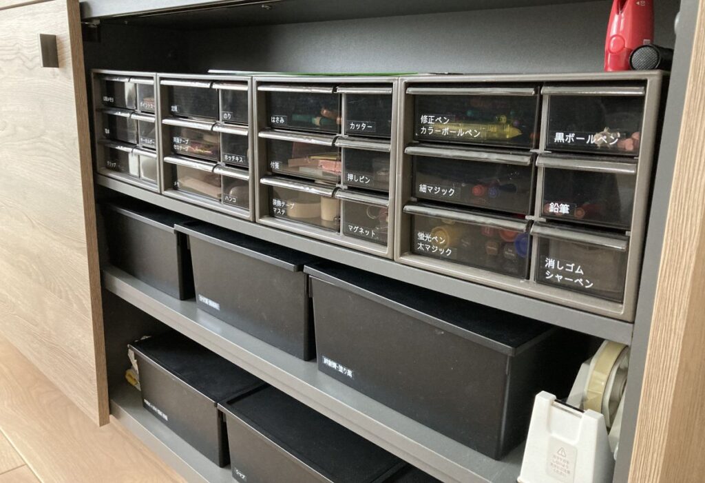 収納ケースにラベリングして物の定位置を決めた収納の様子