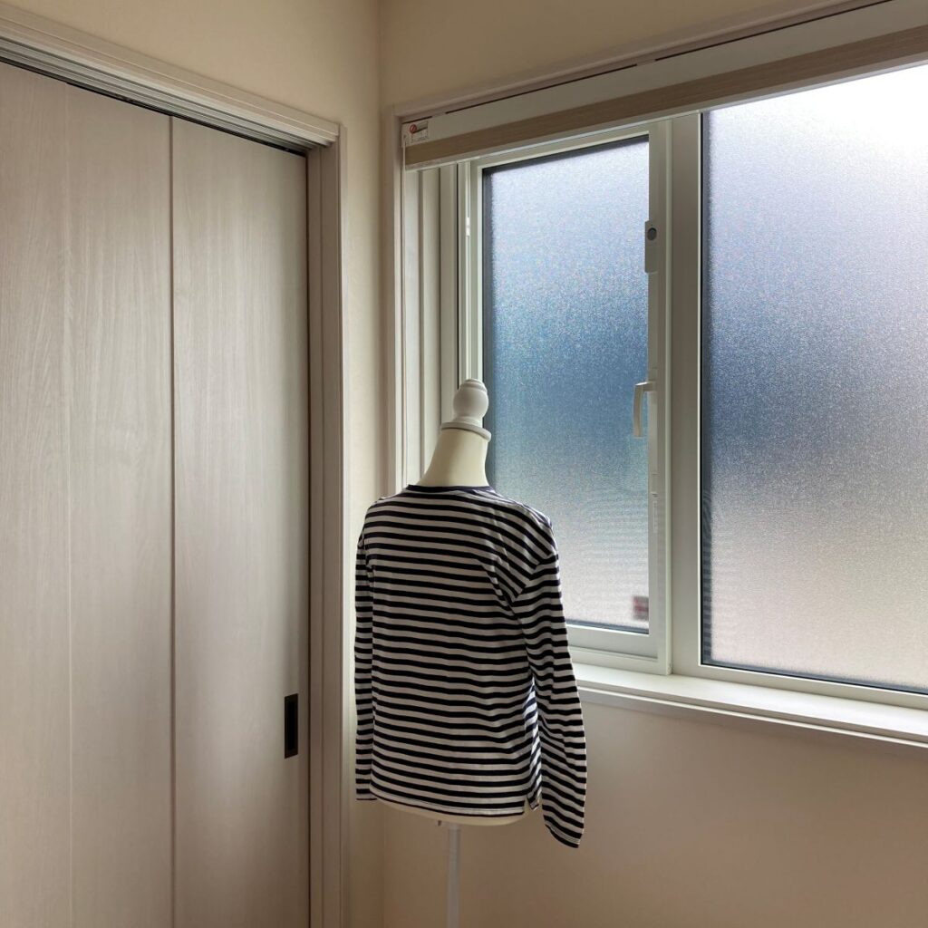 一条工務店でかすみガラスを採用した場合、どれくらい透けるのかをマネキンを置いて検証してみる