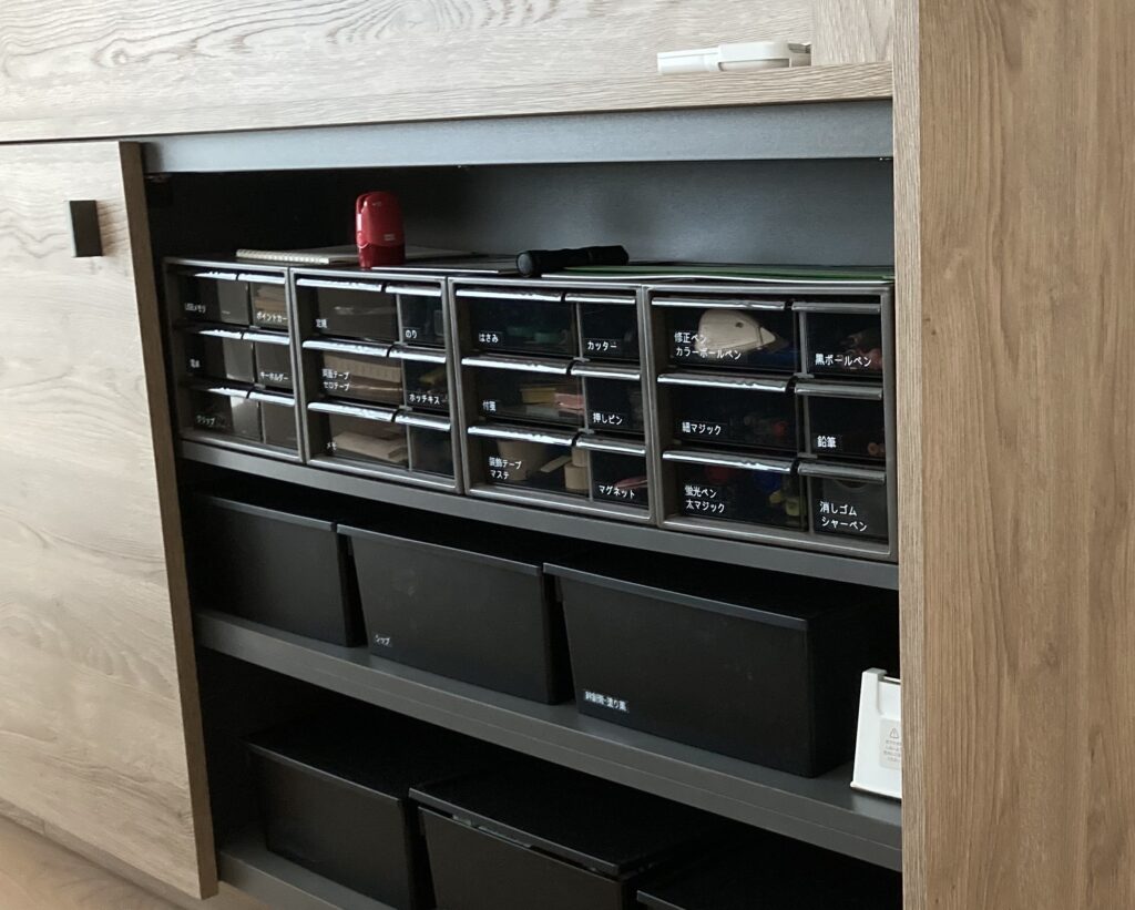 グレイスキッチン飾り棚にアイケースSを置いた様子