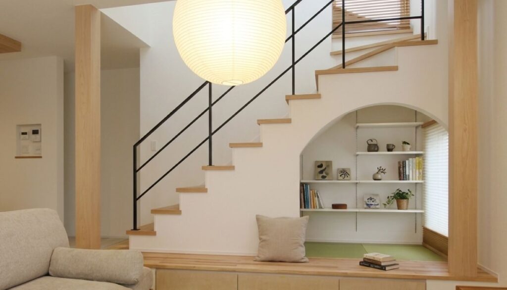 リビングの一角に設けられたヌック。小さなこもり空間として読書や子供の遊び場、テレワークなどに使われる