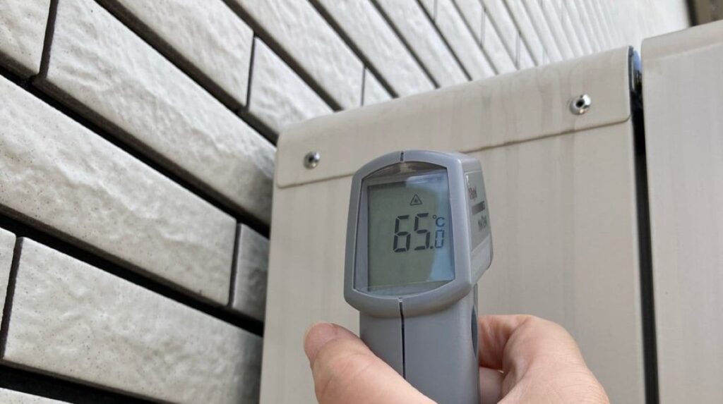 パワコン表面と室内の内壁温度を非接触型の温度計で計測