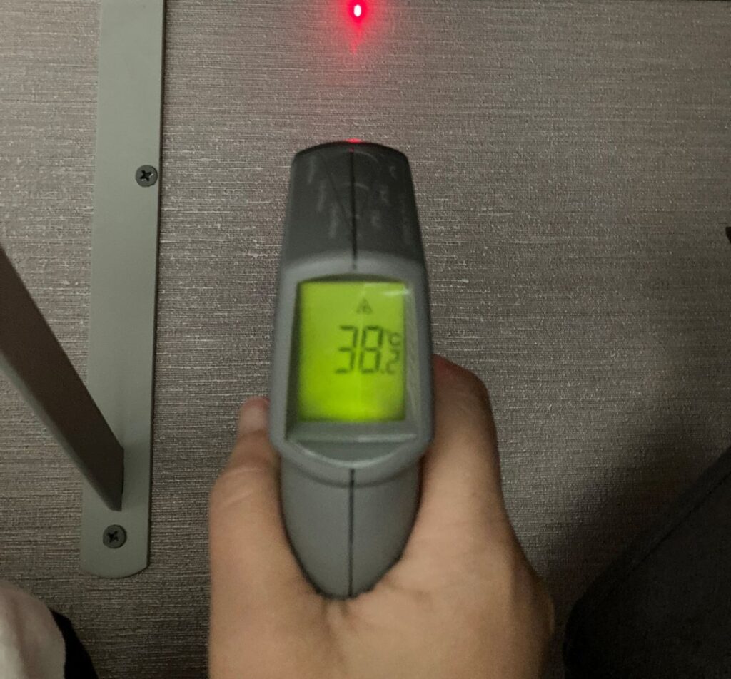 非接触温度計でパワコン裏の内壁が38.2度を示している測定結果