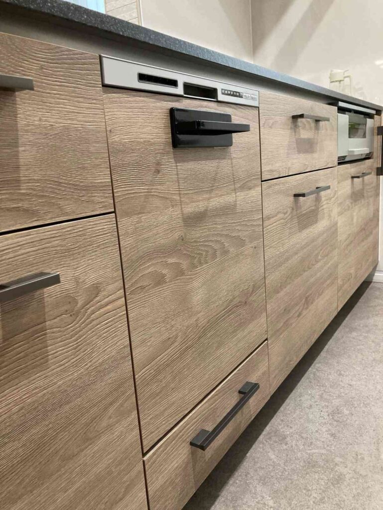 タオルバーを設置した食洗機扉の全体的な仕上がり