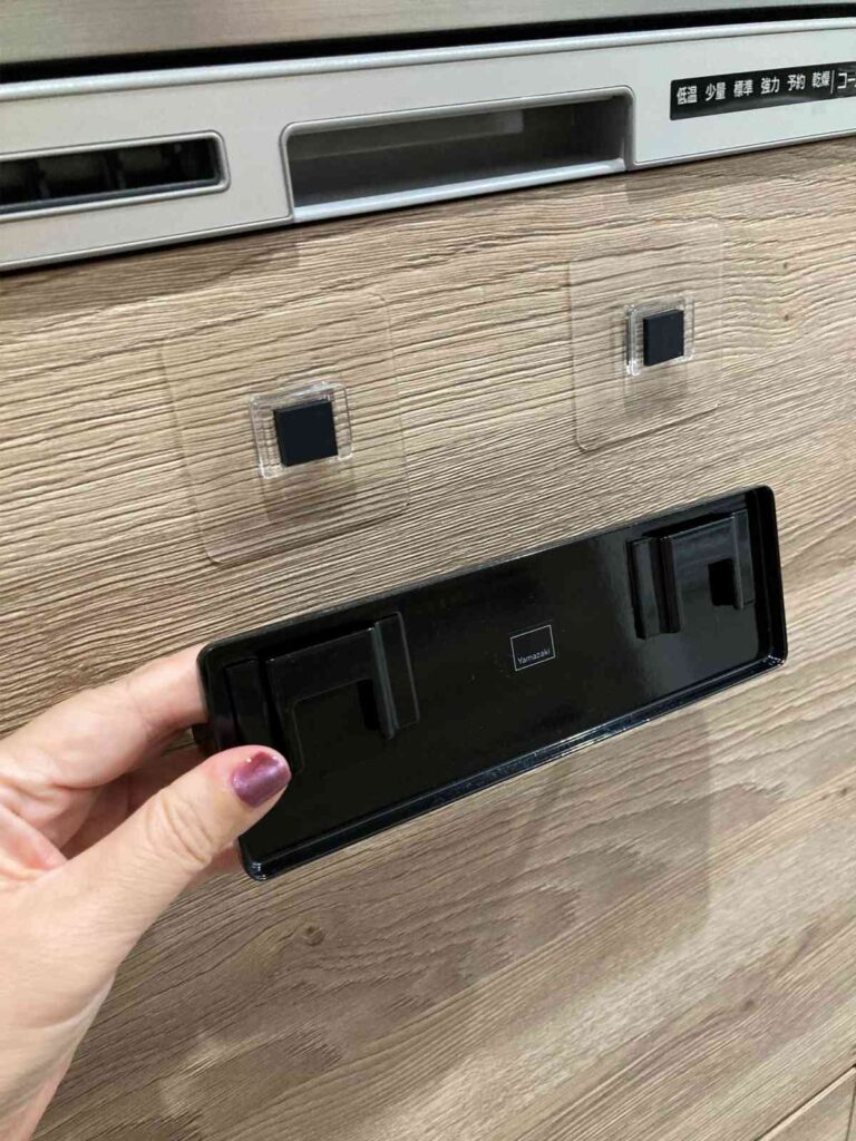 食洗機パネルに貼り付けたフィルムフックの拡大