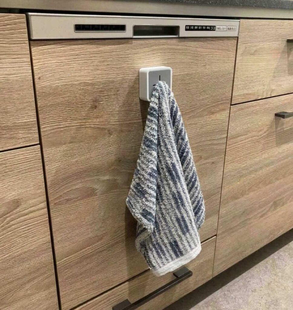 押し込むタイプのタオルフックをキッチンに取り付けた様子