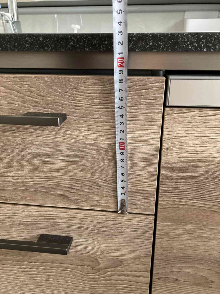 グレイスキッチンの下引き出しとタオルハンガーの高さを決めるための参考写真