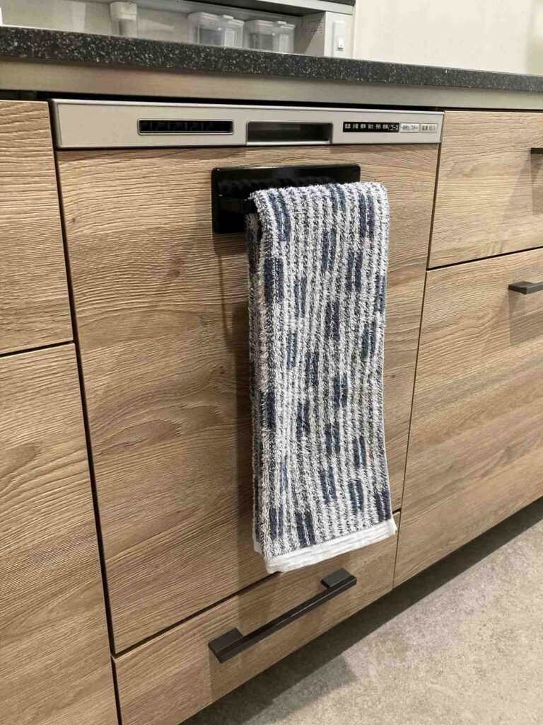 食洗機の扉にフィルムフックとtowerタオルバーを設置した様子