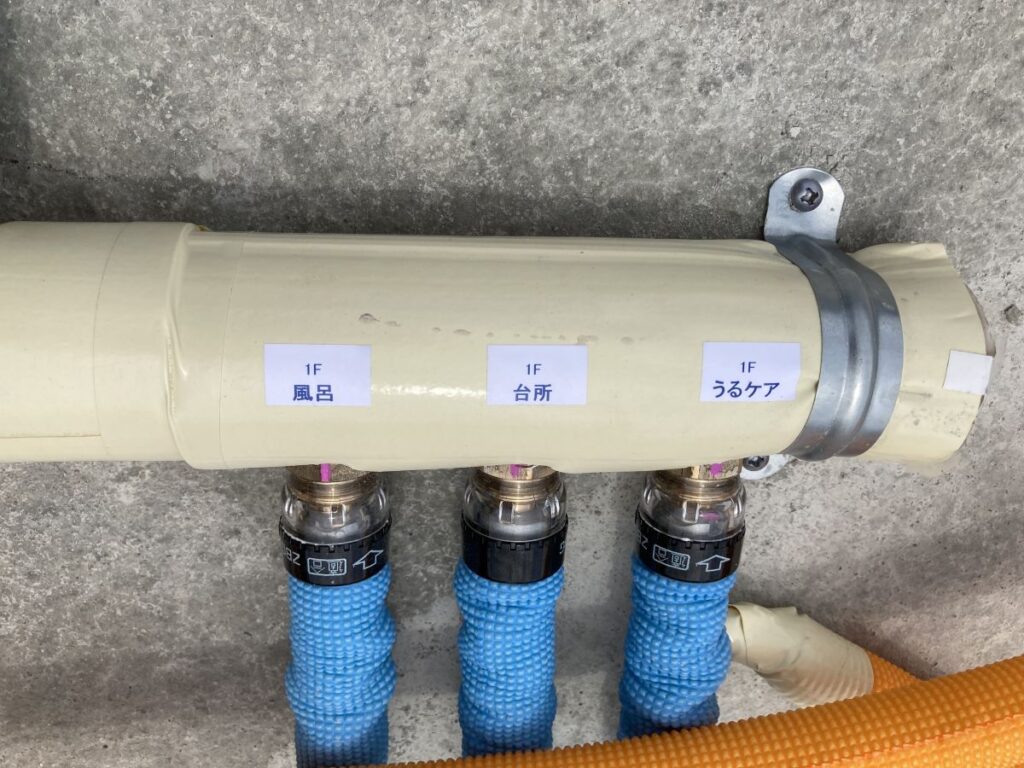 一条工務店の配管がうるケアに直接給水されるように分岐している様子