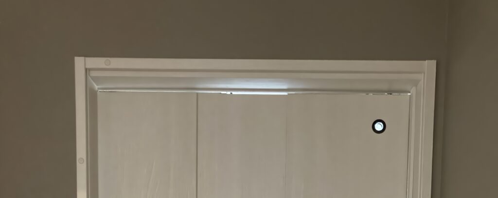 インセット引き戸の上部から室内の明かりが漏れている様子