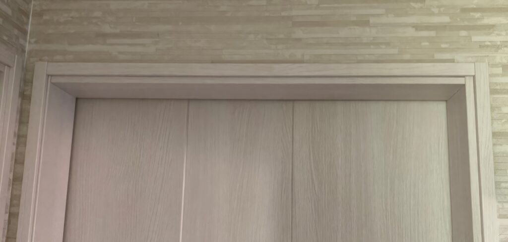 アウトセット引き戸を閉めた状態。上部に隙間がなく光が漏れていない様子