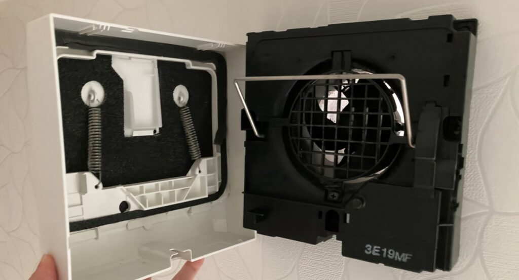 トイレ換気扇のフタを外した状態。外につながる開口部が見える