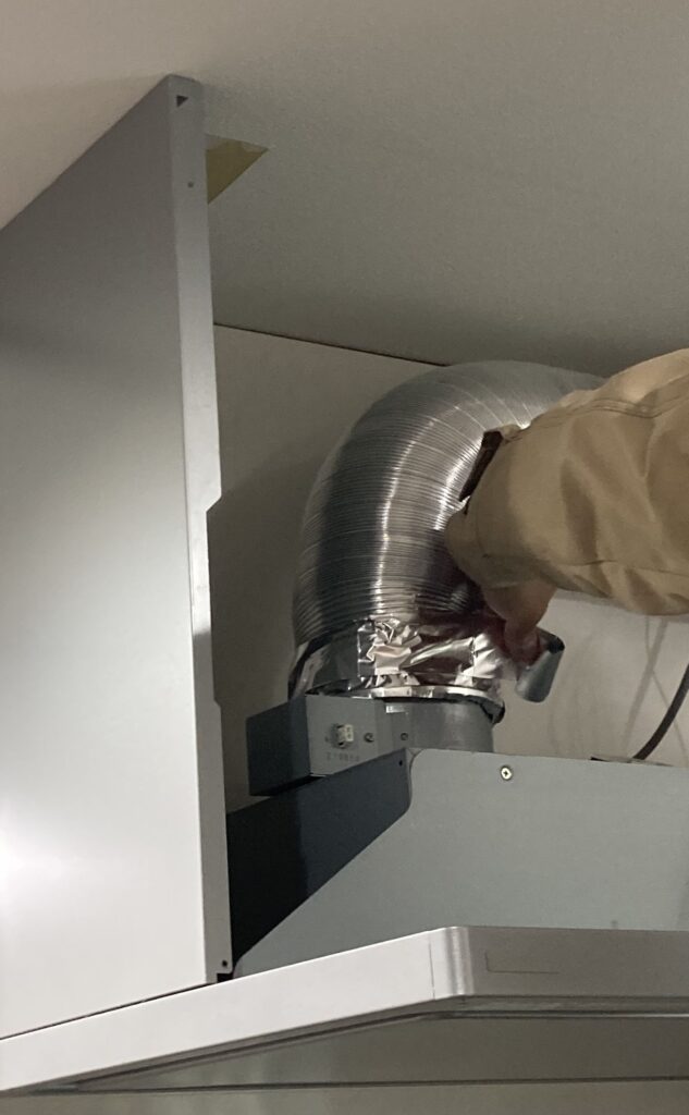 一条工務店のキッチン換気扇のリフォームの様子