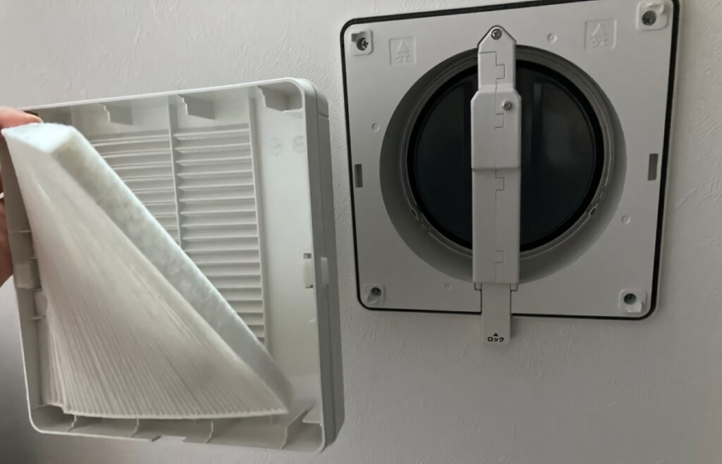 差圧感応式給気口のフタと純正フィルターの様子