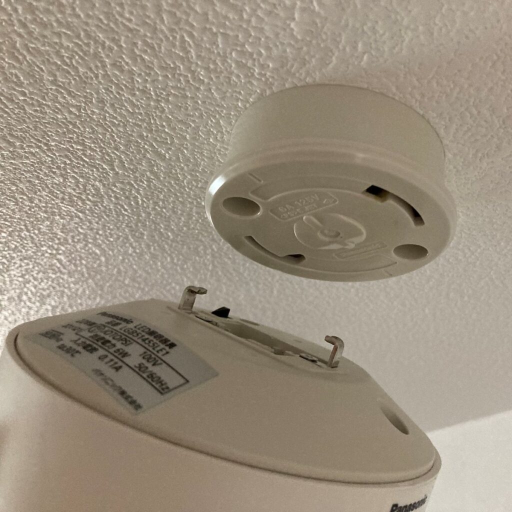 小型のシーリングライトを使うとダウンライト風の照明になる