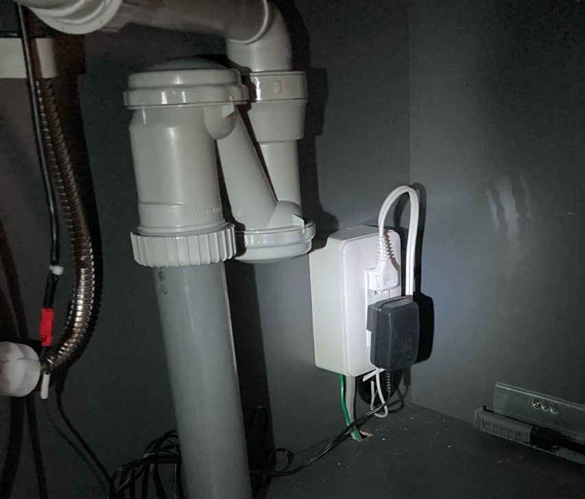 INAXのナビッシュ（エコセンサー付）のシンク下にあるコンセントの様子