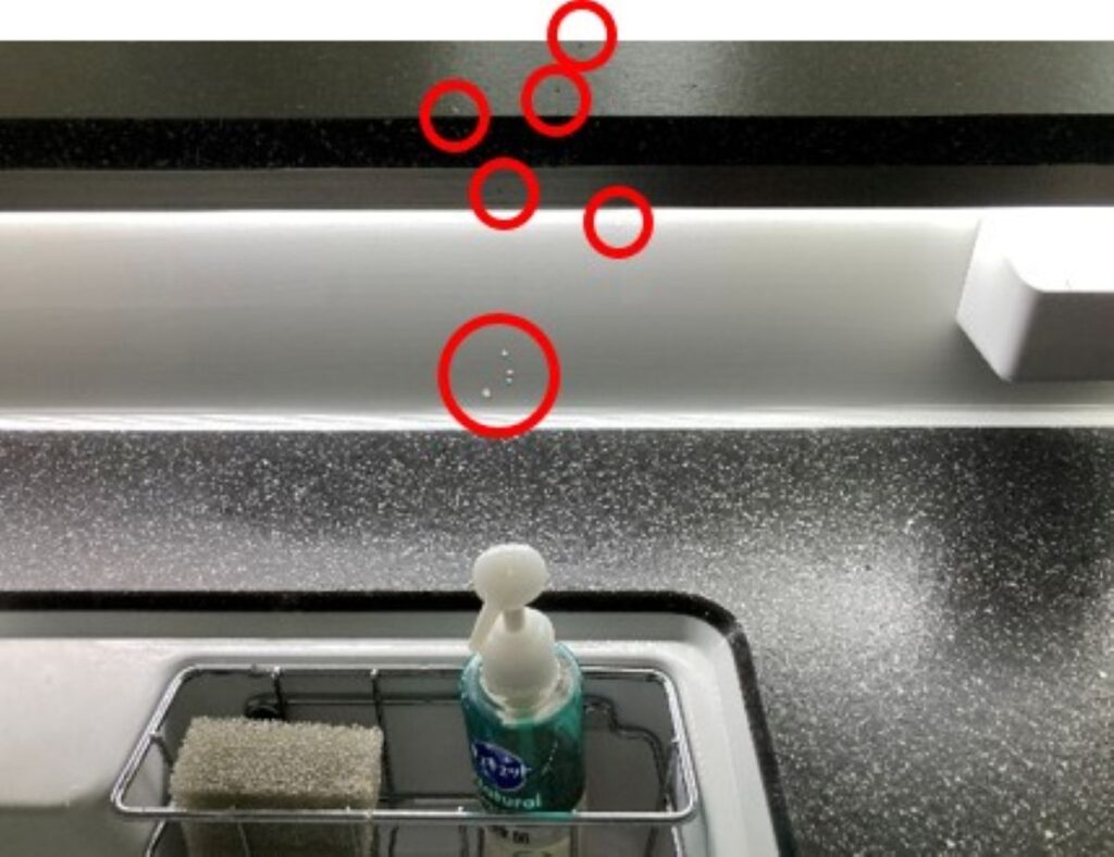 一条工務店のグレイスキッチンで樹脂シンクを選ぶと、水はねの範囲が思ったより広い