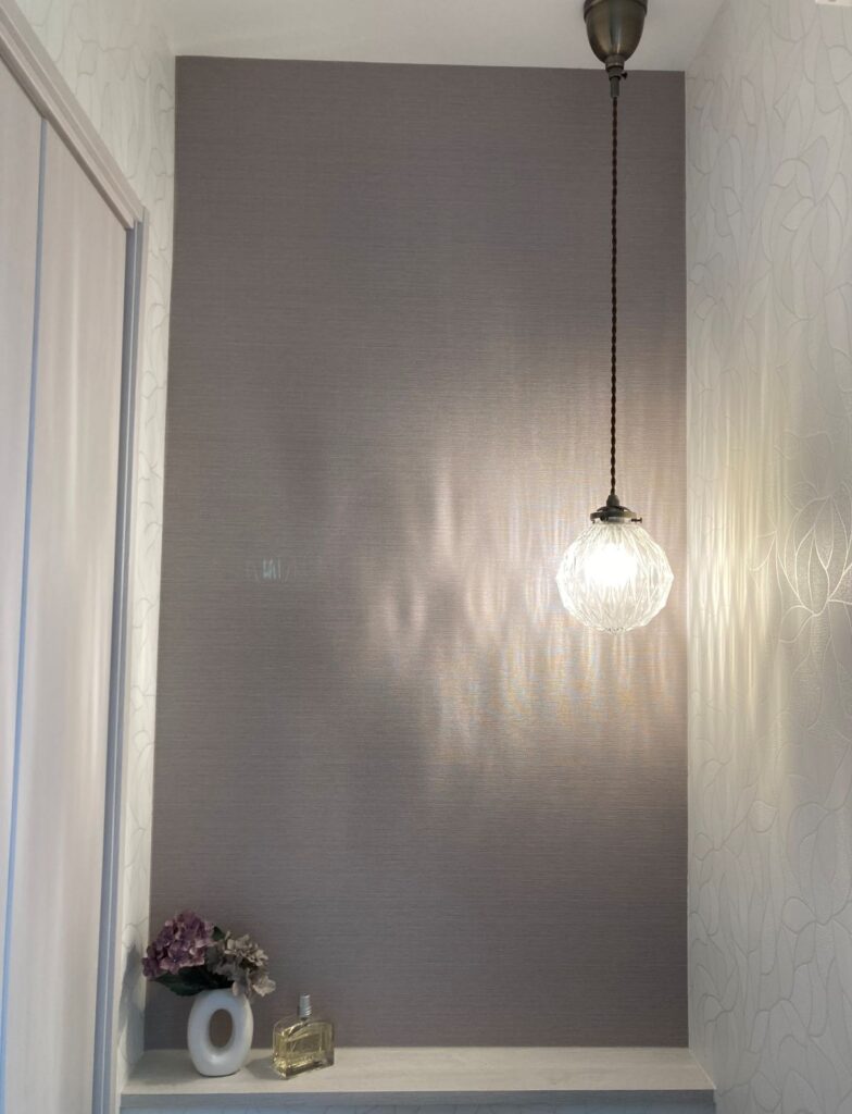 背面カウンターを採用した一条工務店のトイレ。ペンダントライトと小物のディスプレイ